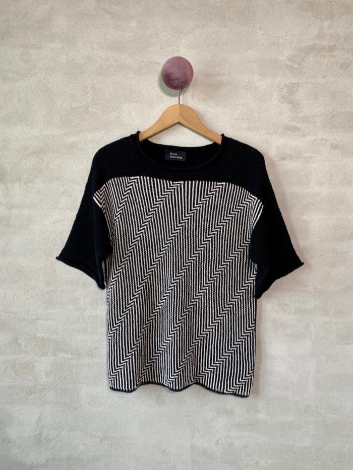 Dia bluse af Hanne Falkenberg, strikkekit | Black (406), Ivory (405)
