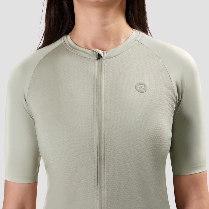 Detail van Rogelli Essential II fietsshirt dames taupe korte mouw voorkant.