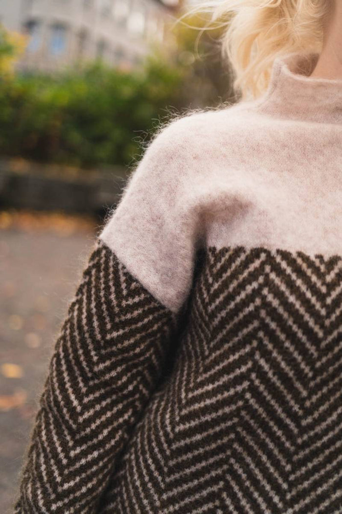 Gia™ — Pull col roulé en maille premium