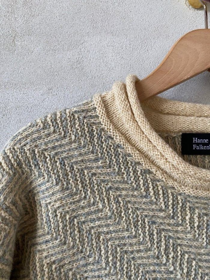 Jazz cardigan/sweater af Hanne Falkenberg, strikkekit | 01 Winter white, 108 Mushroom