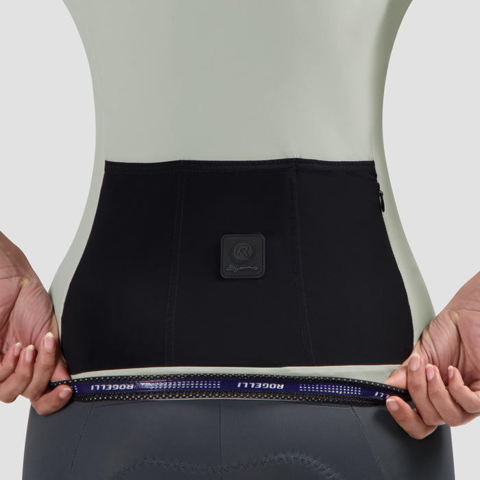 Detail van Rogelli Signature fietsshirt dames grijs korte mouw achterkant.