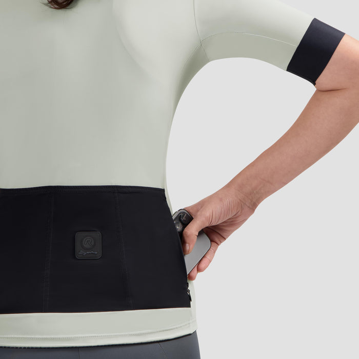 Detail van Rogelli Signature fietsshirt dames grijs korte mouw met achterzakken.