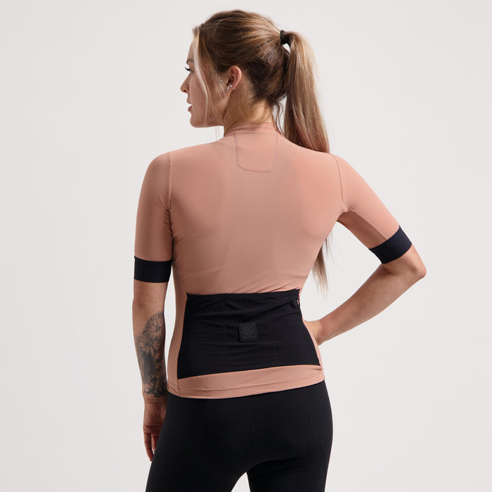 Rogelli Signature fietsshirt dames rose korte mouw gedragen achterkant.