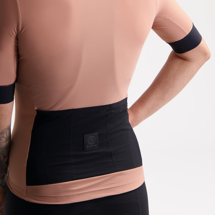 Detail van Rogelli Signature fietsshirt dames rose korte mouw achterkant.