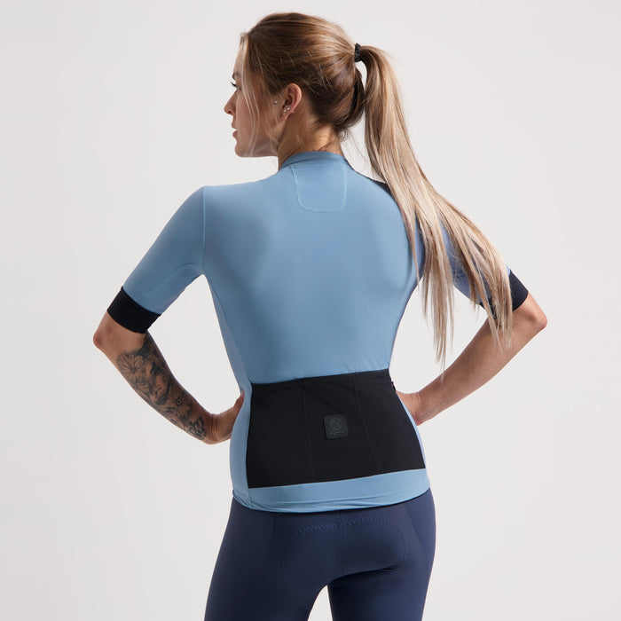 Rogelli Signature fietsshirt dames blauw korte mouw gedragen achterkant.