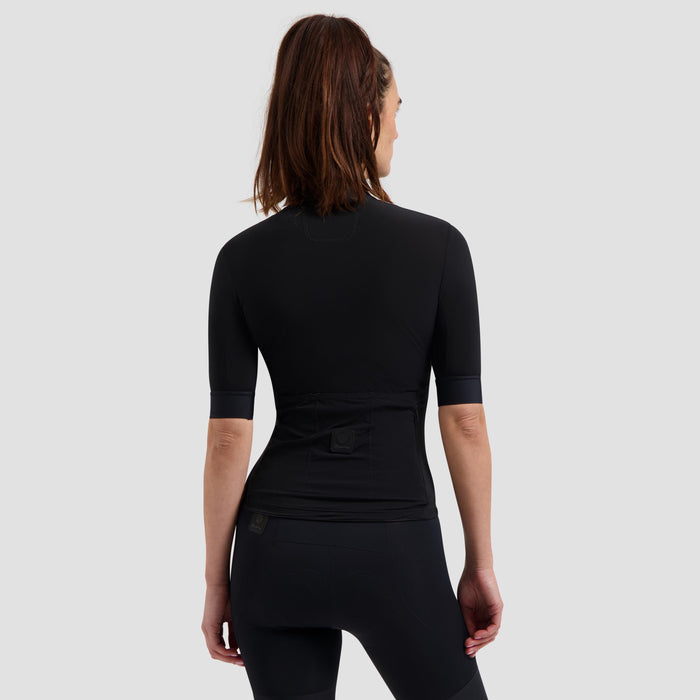 Rogelli Signature fietsshirt dames zwart korte mouw gedragen achterkant.