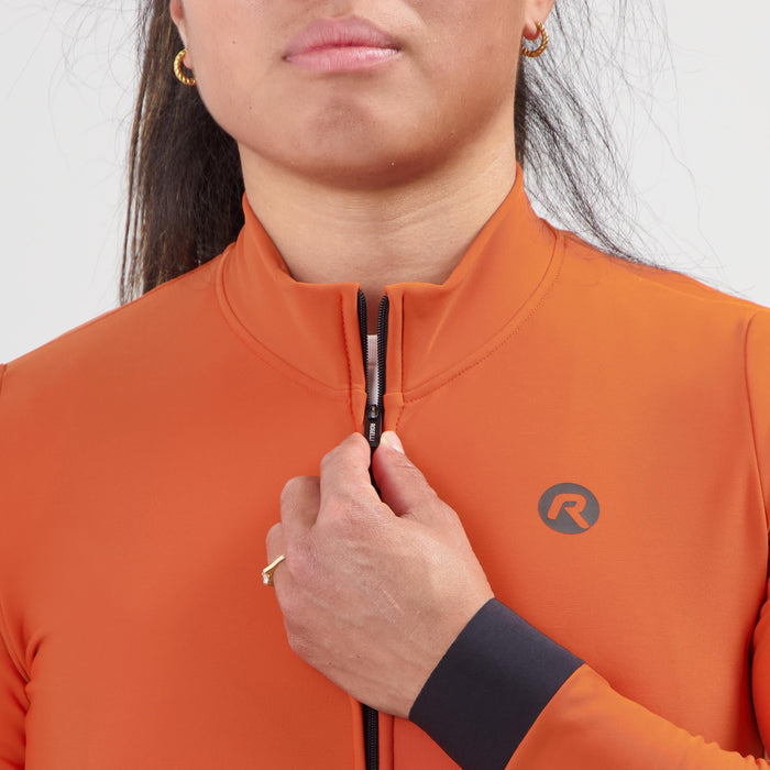 Detail van Rogelli Signature fietsshirt dames oranje lange mouw voorkant.