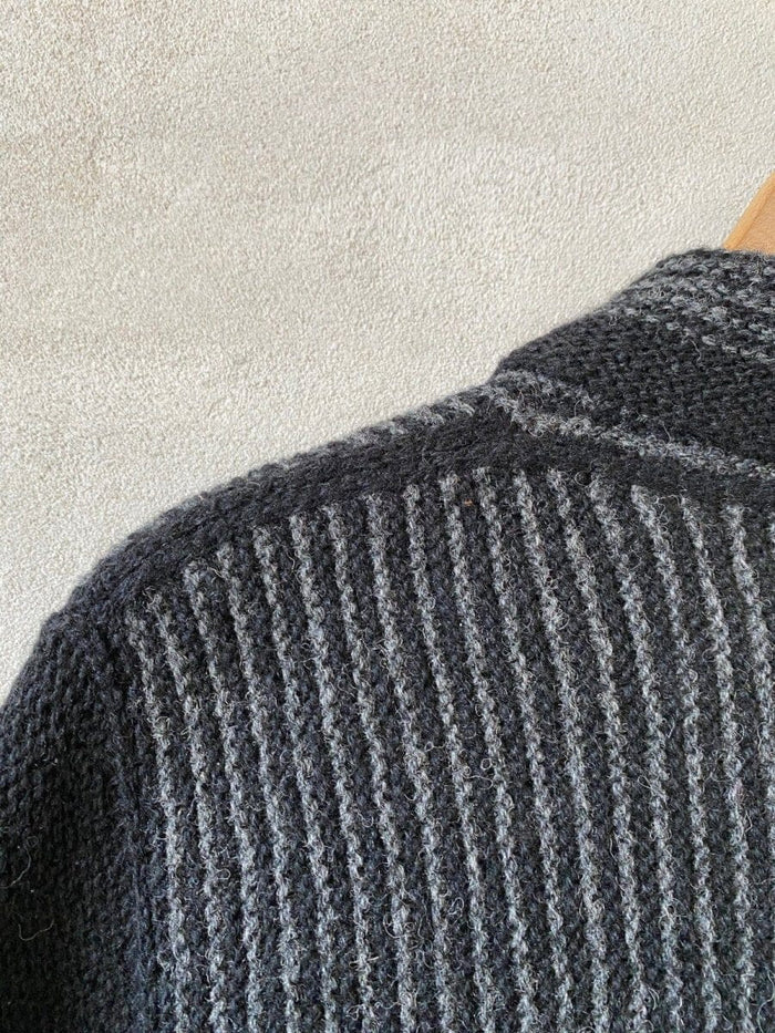 Solo jakke af Hanne Falkenberg, strikkekit | 71 Black, 74 Slate grey