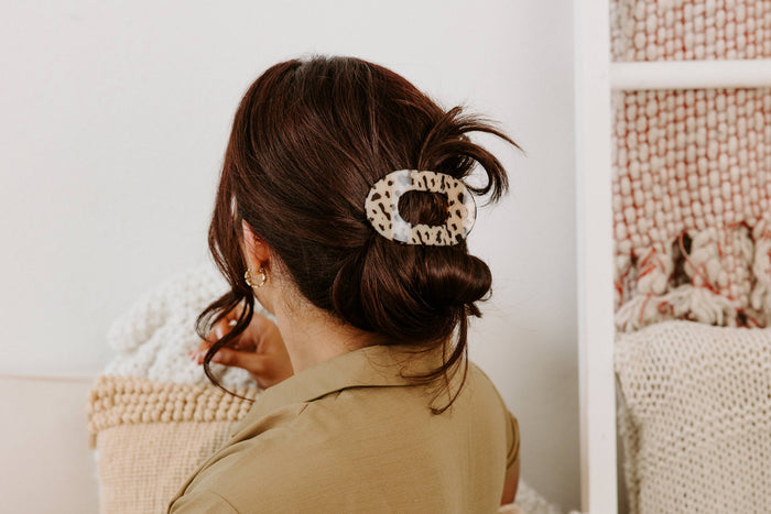TELETIES Flat Lay Hair Clip – Blonde Tortoise (Medium)