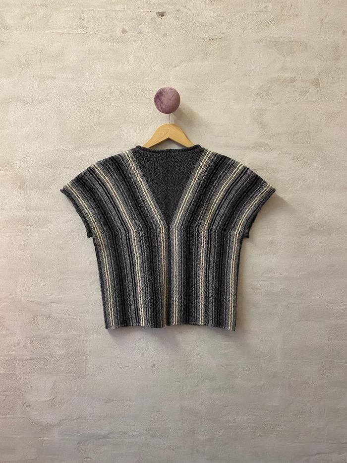 Ypsilon vest af Hanne Falkenberg, strikkekit | 74 Slate grey, 75 Grå, 01 Vinterhvid, 71 Sort