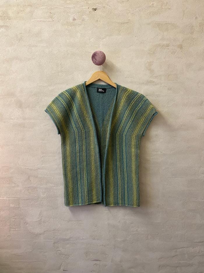 Ypsilon vest af Hanne Falkenberg, strikkekit | 36 Green-grey mix, 30 Dusty green, 03 Pistachio, 114 Tea green