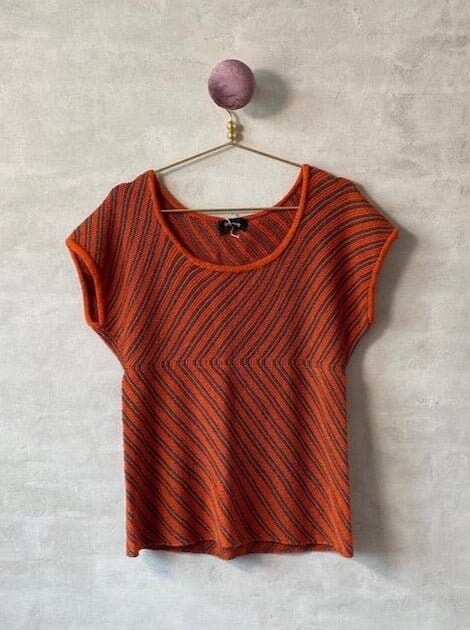 Zikzak af Hanne Falkenberg, No 21 strikkekit | Orange (410), Black (406)